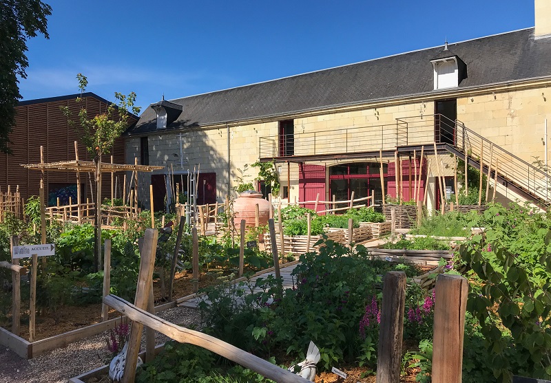 Le jardin des arômes, une bonne entrée en matière pour découvrir la biodynamie au domaine viticole du clos des quarterons, produisant des vins de saint-nicolas-de-bourgueil, des crémants, des pétillants naturels en appellation Vins de France. 