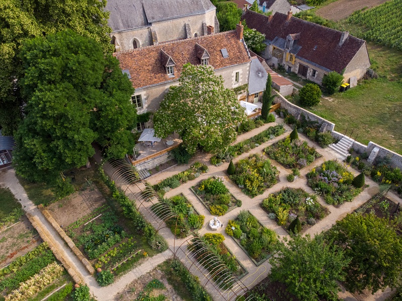 Le Presbytère Maison Flore, accolé au jardin de curé de Chédigny. 