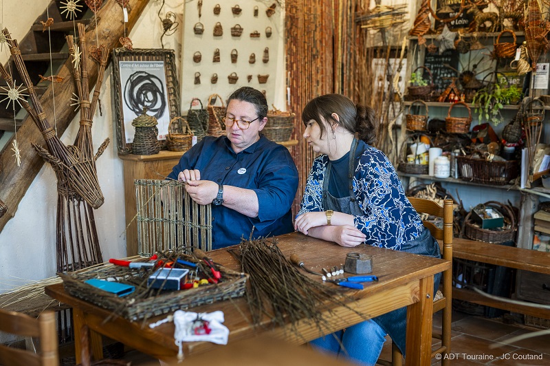 Vannerie d'osier à Villaines-les-Rochers, département d'indre et loire : atelier, stage, visite, boutique, et galerie au centre d'art autour de l'osier de marie hélène métézeau, vannière, artiste, art thérapeute...