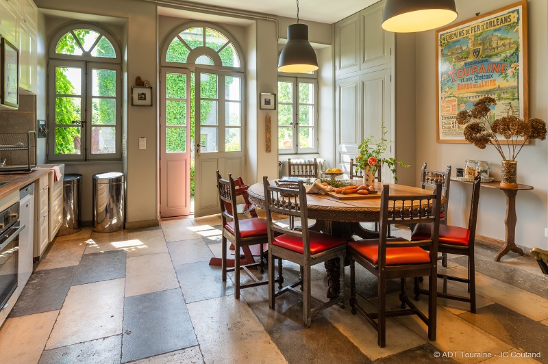 La cuisine d'une maison d'hôtes de Château Hodebert, aux confins de la Sarthe et de l'Indre et Loire, en Région Centre Val de Loire. France.