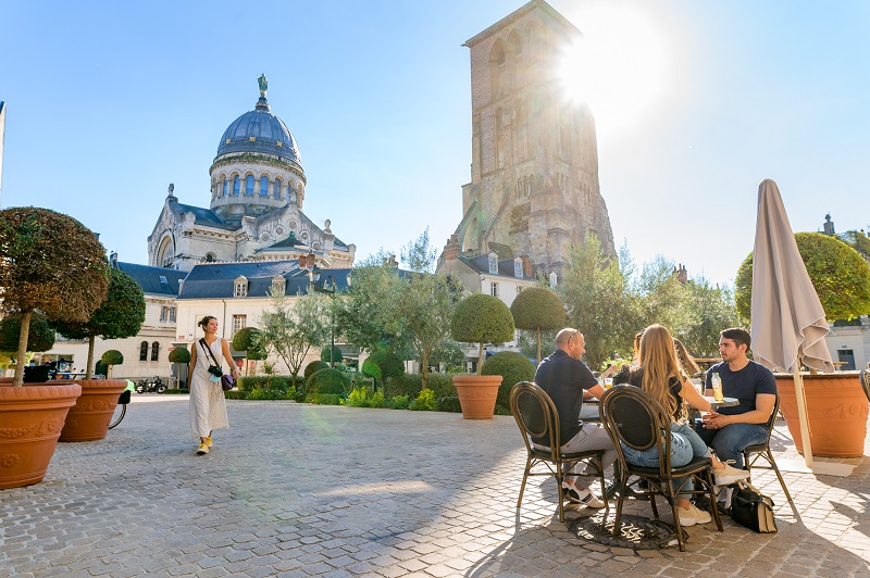 Visiter Tours, place chateauneuf : l'une des sorties possibles depuis Château Hodebert, chambres et maisons d'hôtes en indre et loire, région centre val de loire, France.