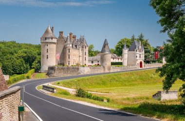 Le château de Montpoupon, sur la route des moulins.
