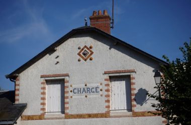 Façade de la Poste de Chargé