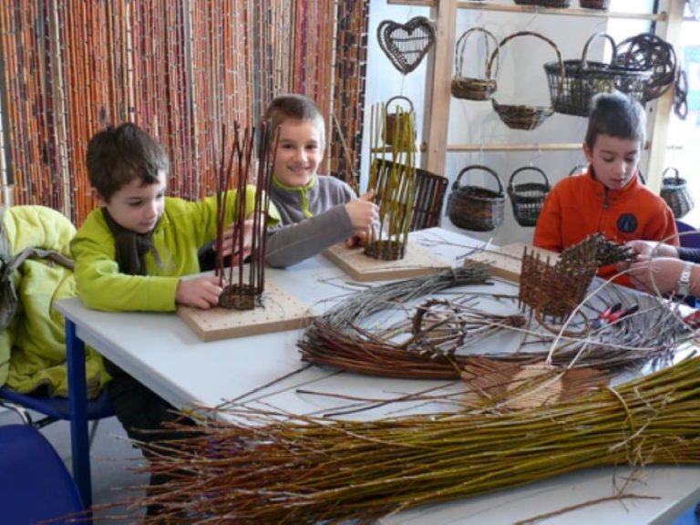 O S I E Z ! ATELIERS OSIER CREATIF à partir de 3 ans VACANCES DE PRINTEMPS au Centre d’Art autour de l’Osier-1