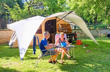 Domaine du Château de la Rolandière – Camping à Trogues, France.